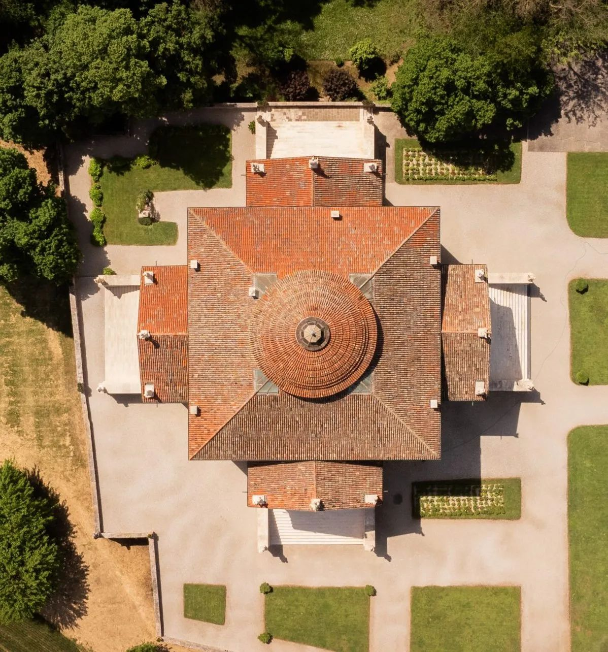 Villa Rotonda in Vicenza — Andrea Palladio's masterpiece of Renaissance architecture with four identical porticos and a central dome
